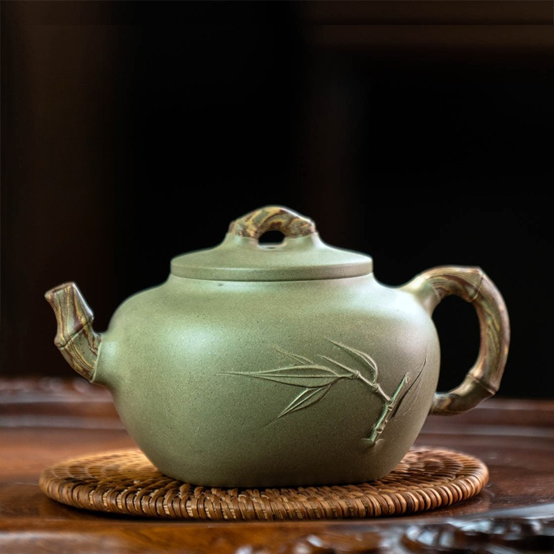 وعاء طين أرجواني ذو أربعة مربعات